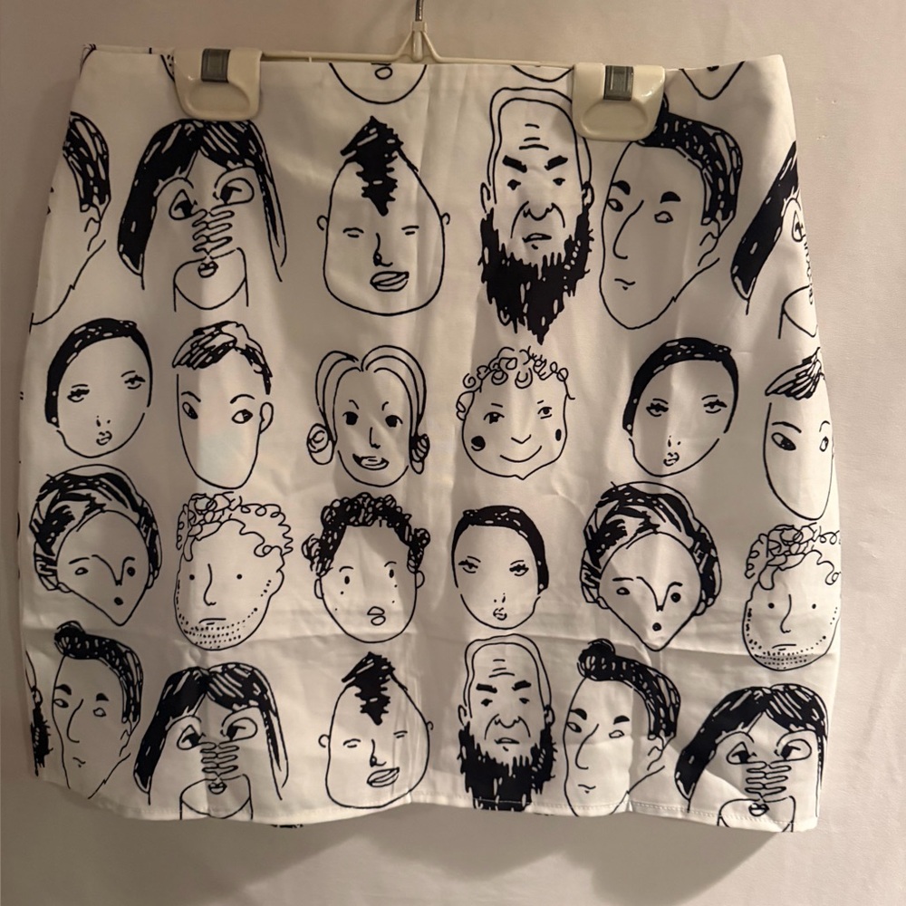NWT LADIES MED SHEKOU BRAND BLACK CARTOON FACES SKETCHED ON WHITE MINI SKIRT